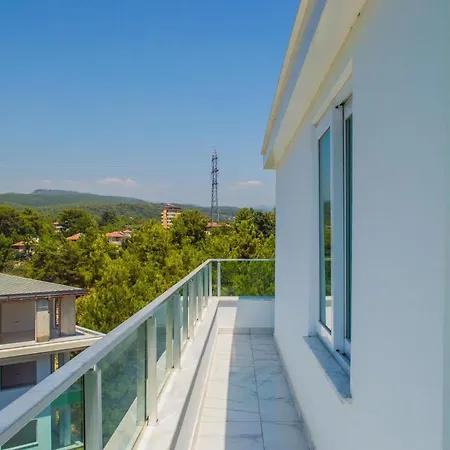 Forest Park Apartment *